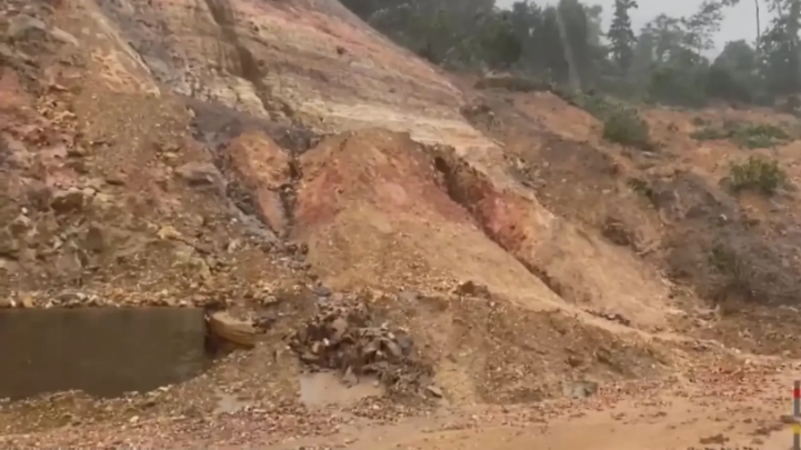 Nỗ lực khắc phục sạt lở trên cao tốc La Sơn - Túy Loan